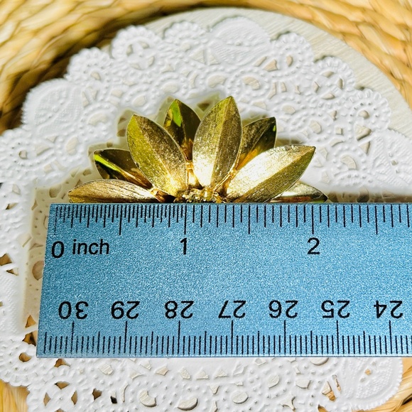 Vintage Sarah Coventry Brushed Gold Tone Satin Petals Pin/Brooch - Picture 10 of 10